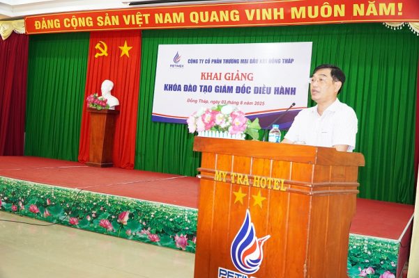 Ông Võ Tiến Thành – Bí thư Đảng ủy, Chủ tịch HĐQT Công ty phát biểu tại buổi khai giảng